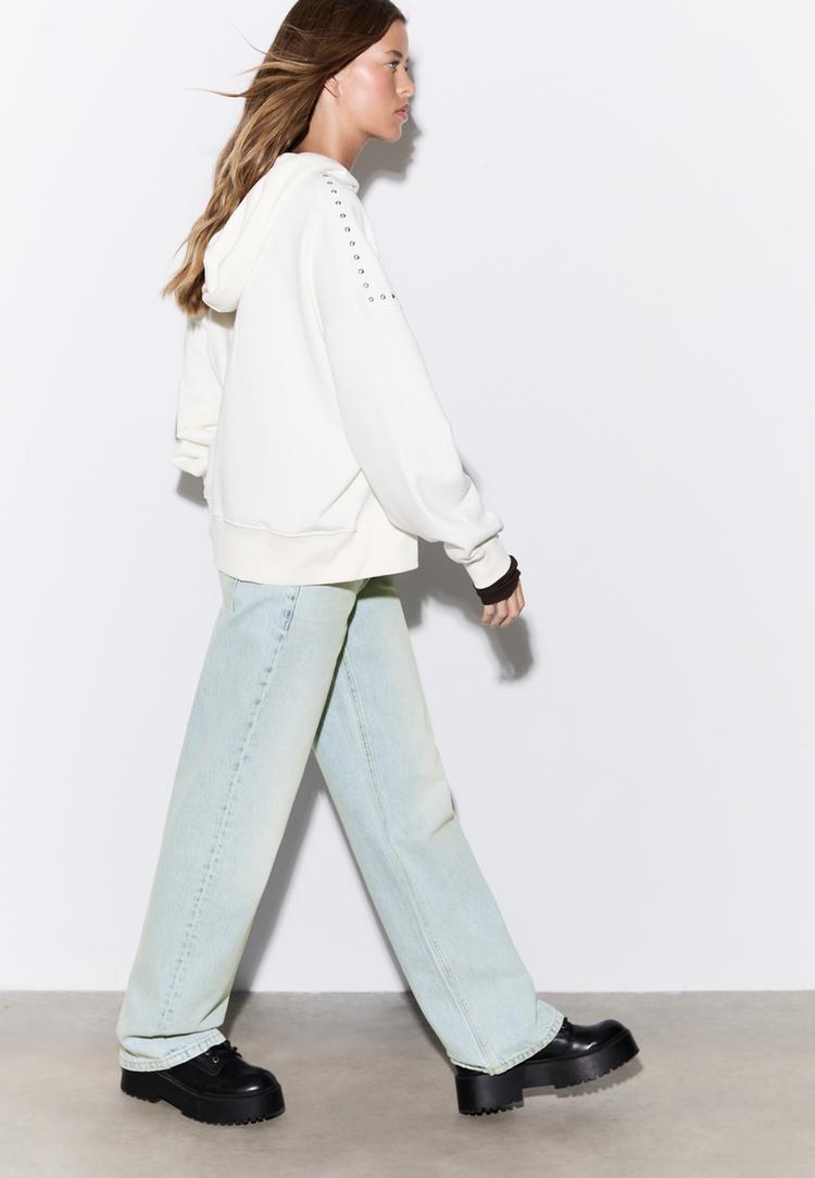 jeans-mit-tiefem-weitem-bein