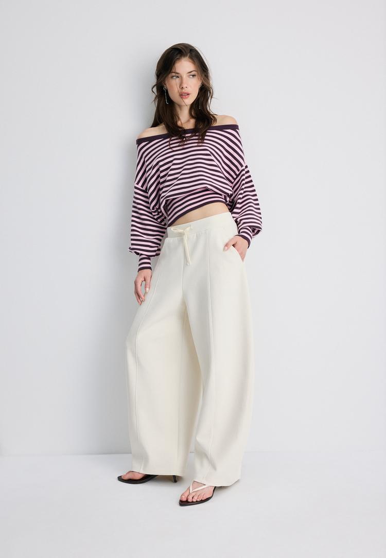 asymmetrischer-strickpullover-mit-rippsaum