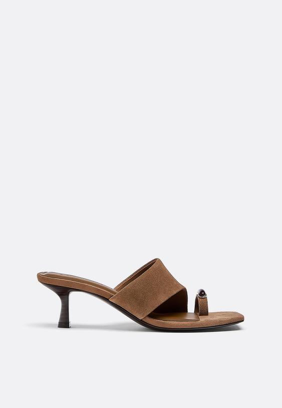 leren kitten heel sandalen detail