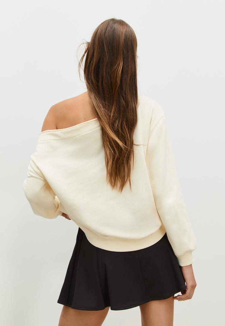 sudadera posicional hombro descubierto