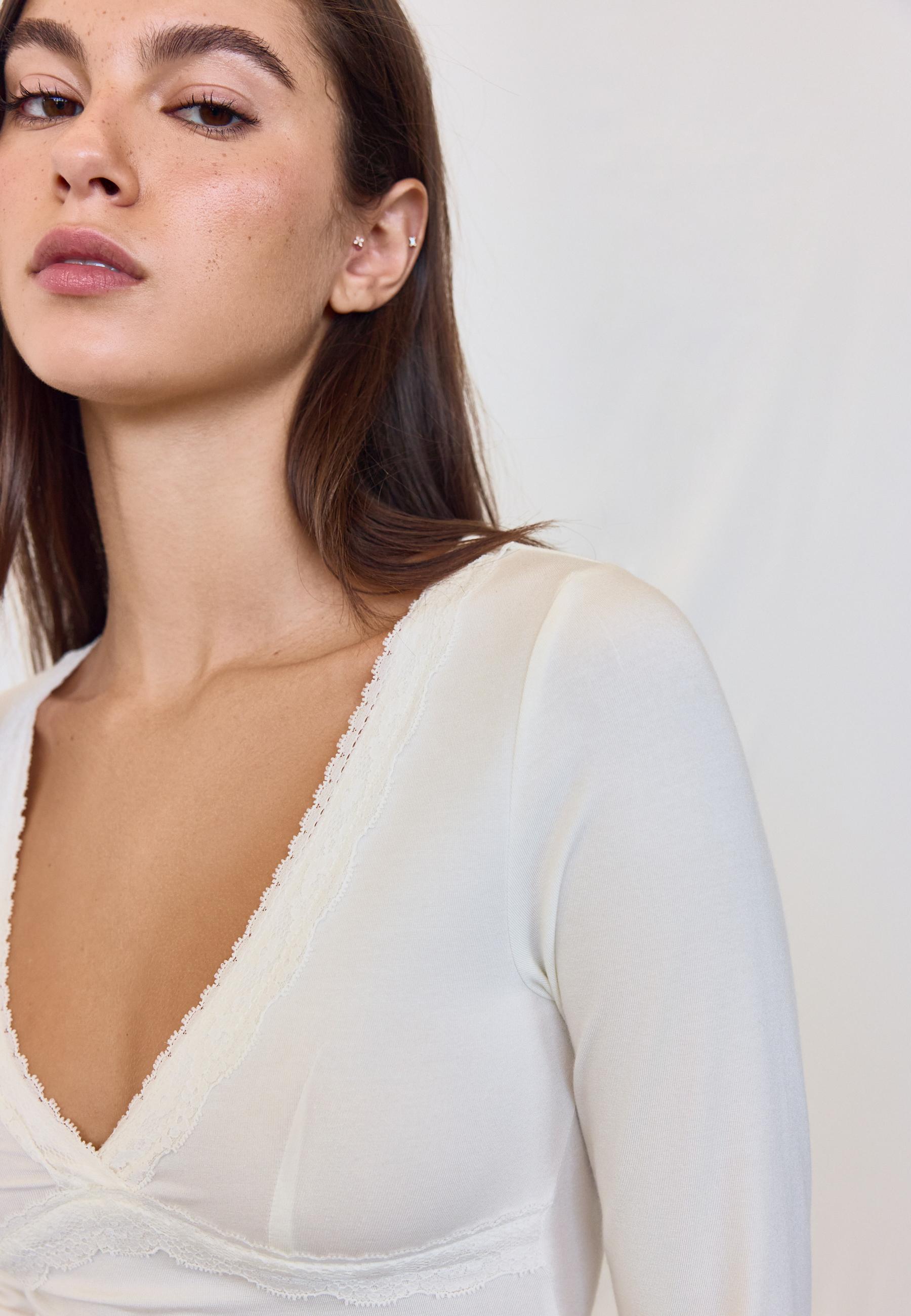Stradivarius Dantel detaylı uzun kollu V yaka t-shirt görsel 6
