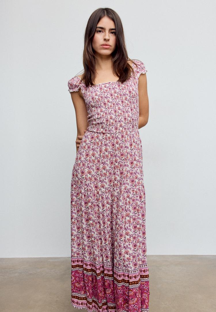 langes-flieendes-kleid-mit-print