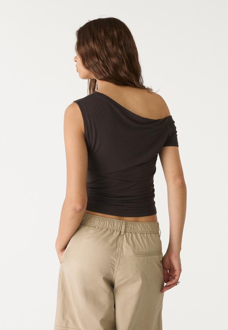 camiseta cuello asimetrico