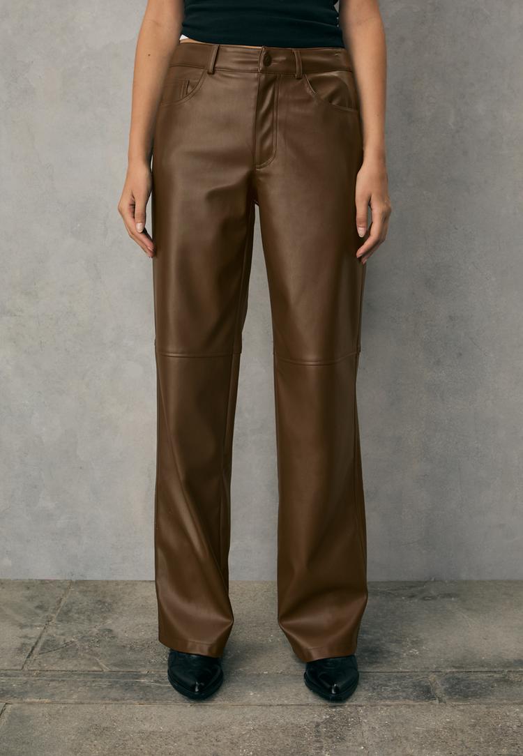 pantalon straight efecto piel