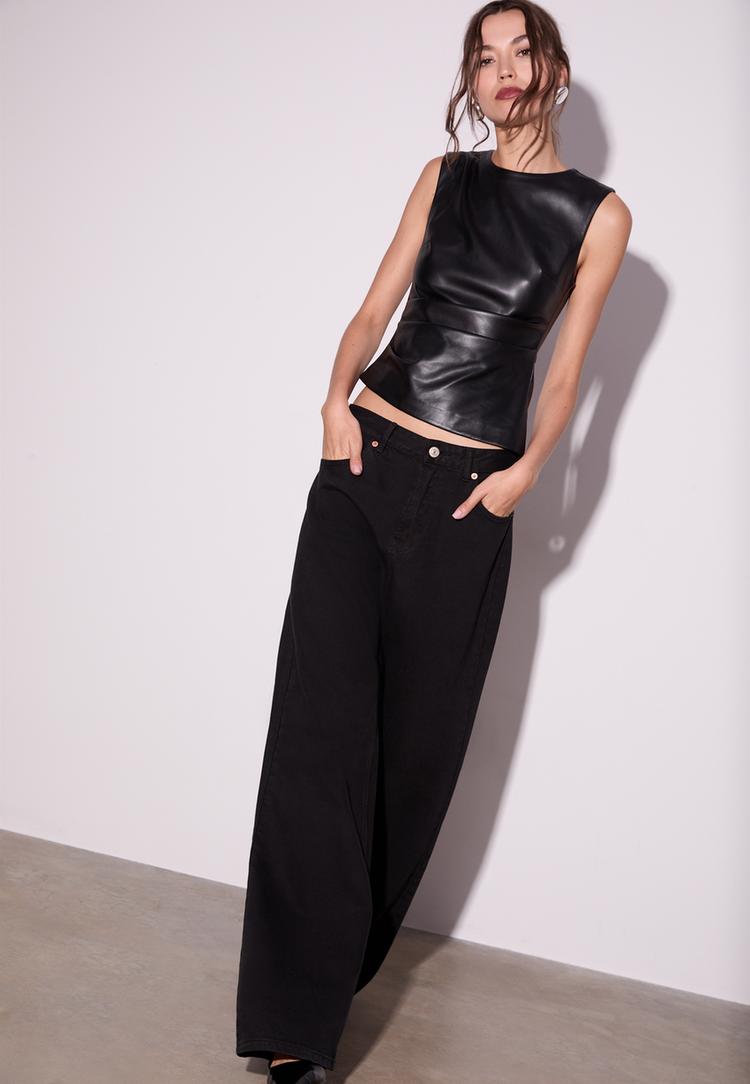 Stradivarius Top Bez Rukávov S Efektom Kože Black M