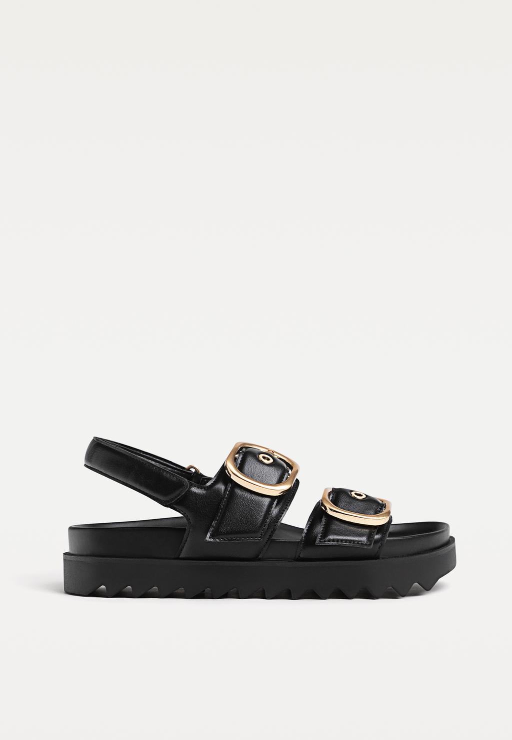 Flat sandals with buckles