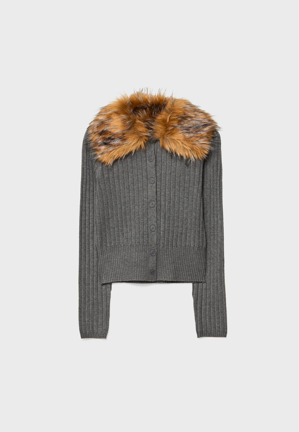 Strickjacke mit Kunstfellkragen