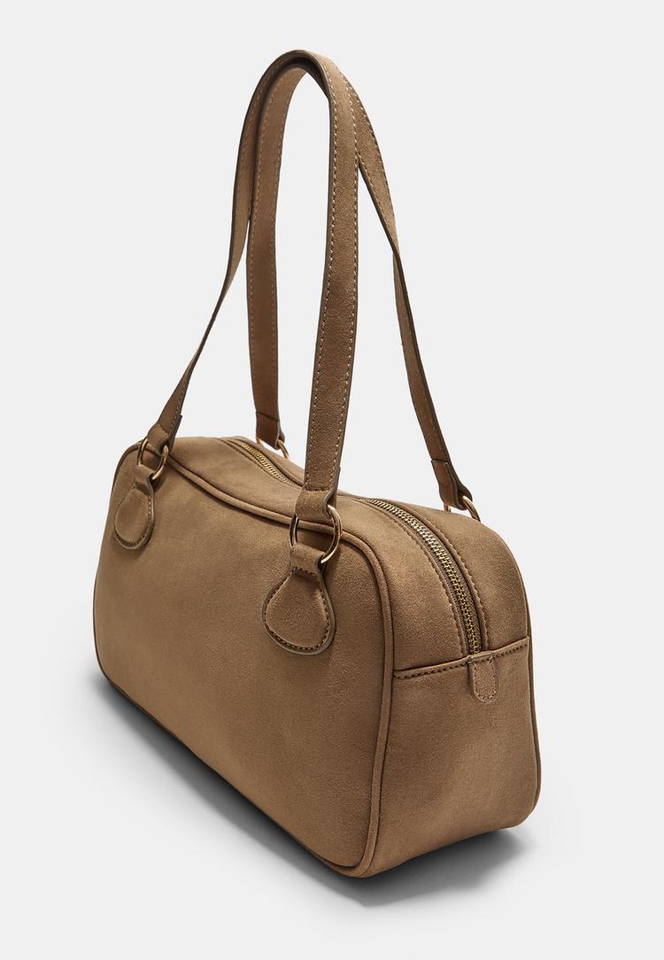 Stradivarius Τσάντα Μπόουλινγκ Με Κρίκους Από Συνθετικό Σουέντ Καραμελέ Os φωτογραφία