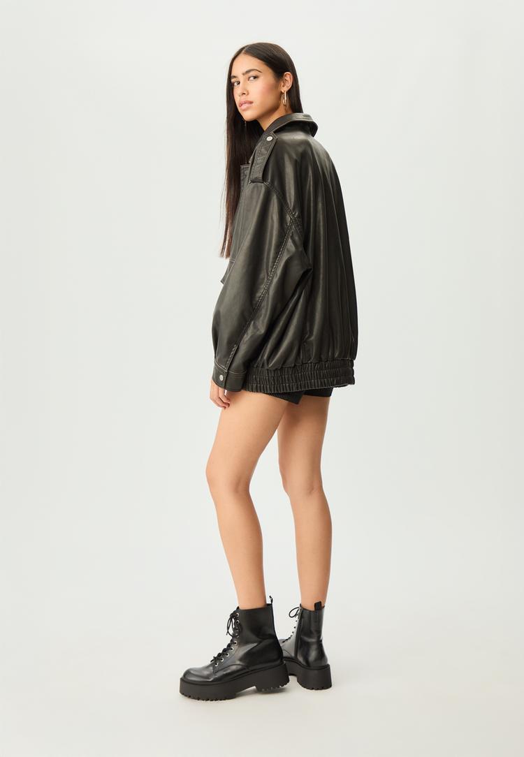 jaqueta oversize com bolsos