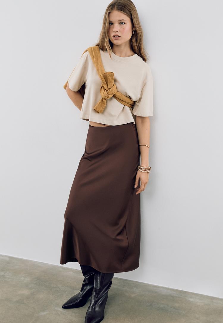 falda midi satinada
