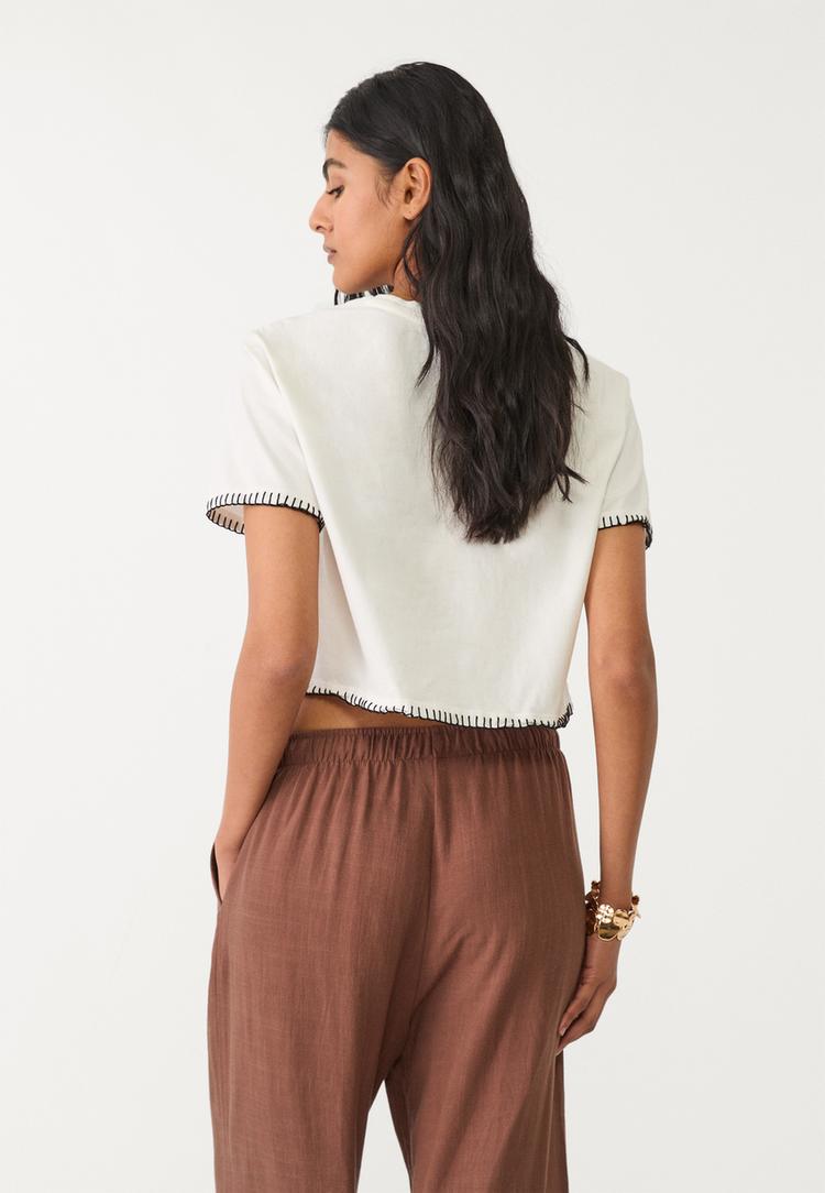 camiseta cropped bordada