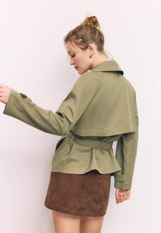 trench corto fluido con cintura