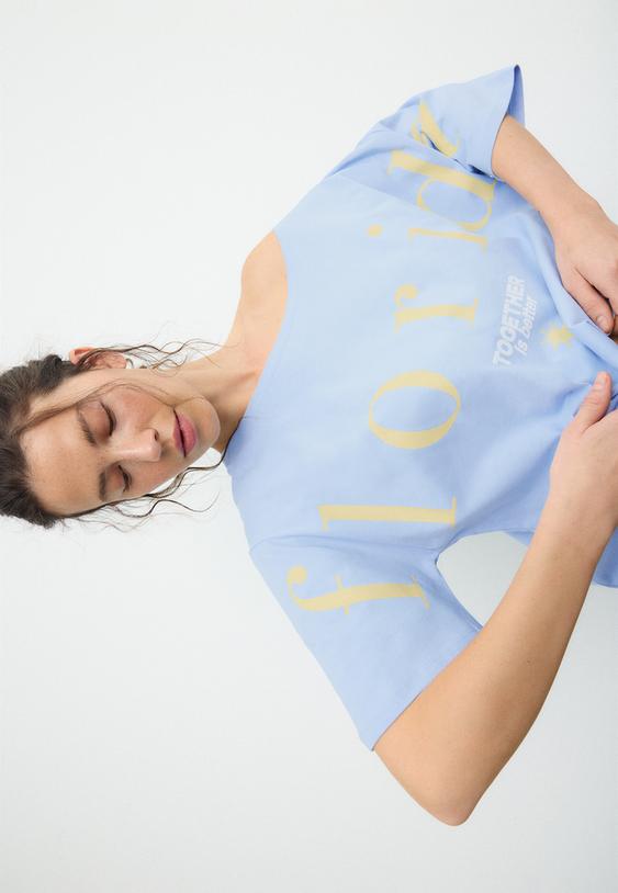 camiseta cuello barca estampada