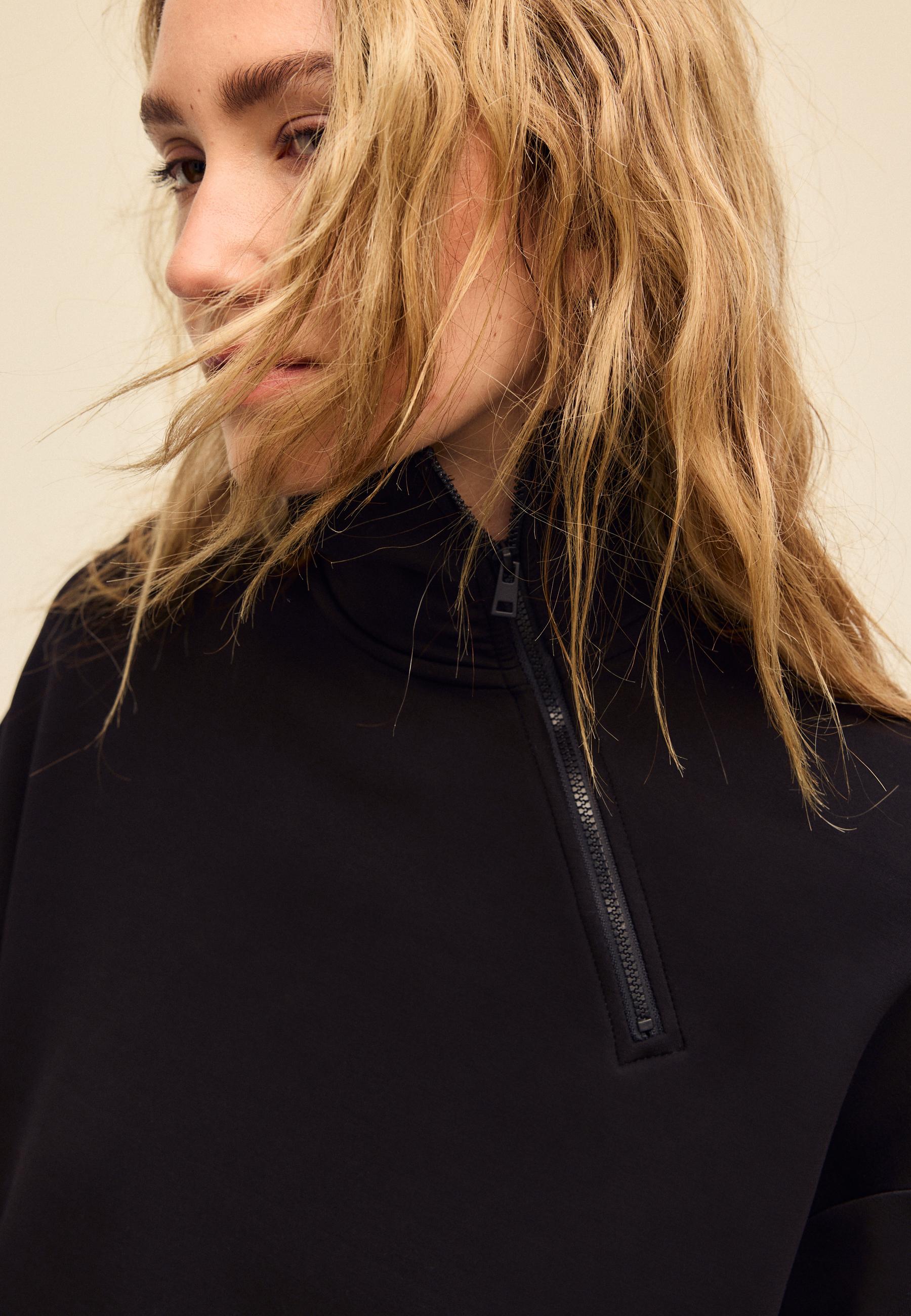 Soft-touch sweatshirt with side zip — Black