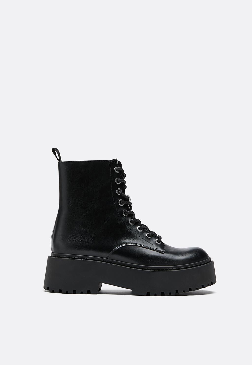 Flat lace-up ankle boots