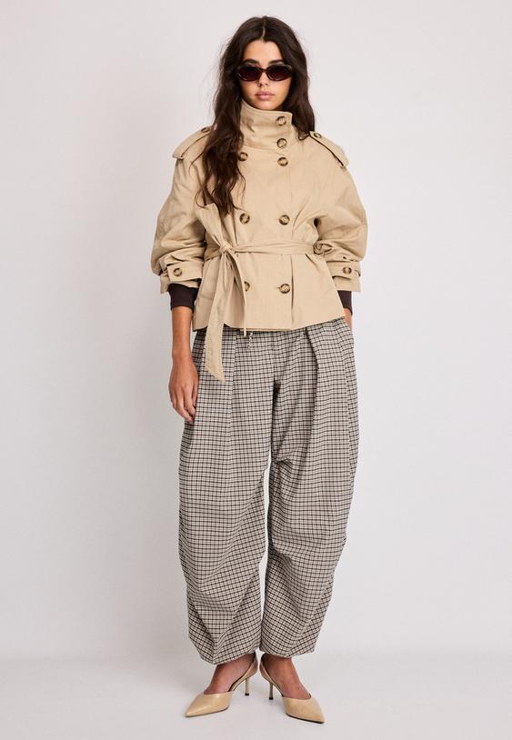kurzer-trenchcoat-mit-stehkragen-und-gurtel