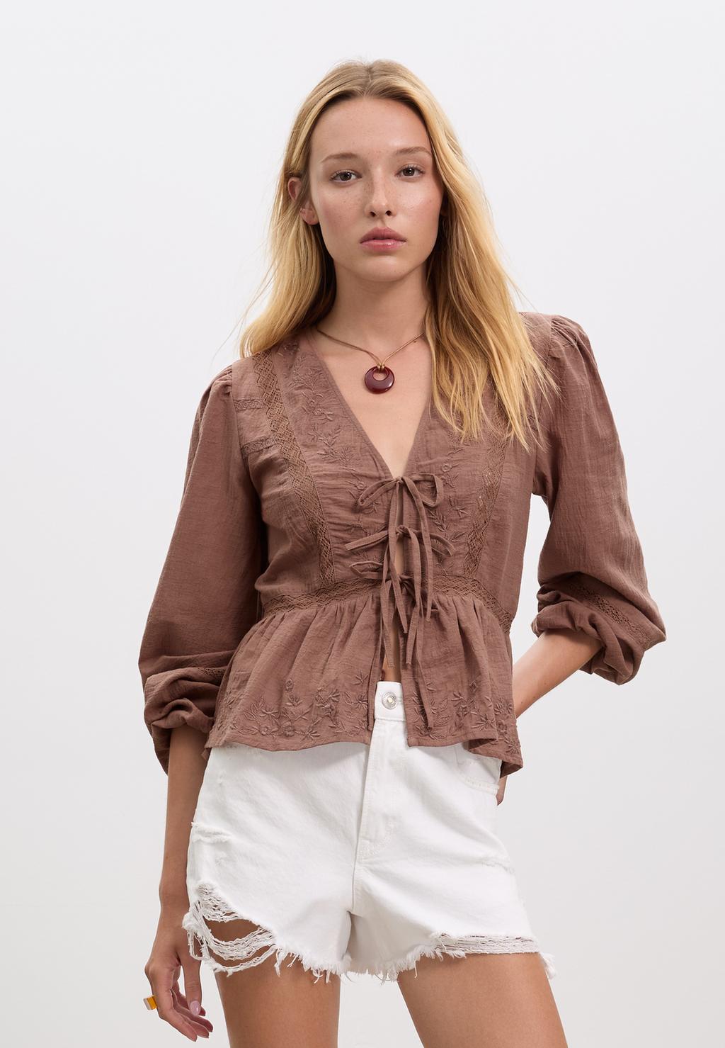 Blouse fluide brodée à nœud