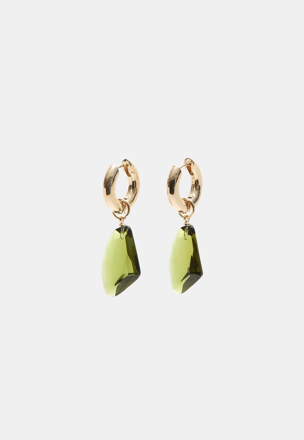Anting-anting lingkaran dengan ornamen
