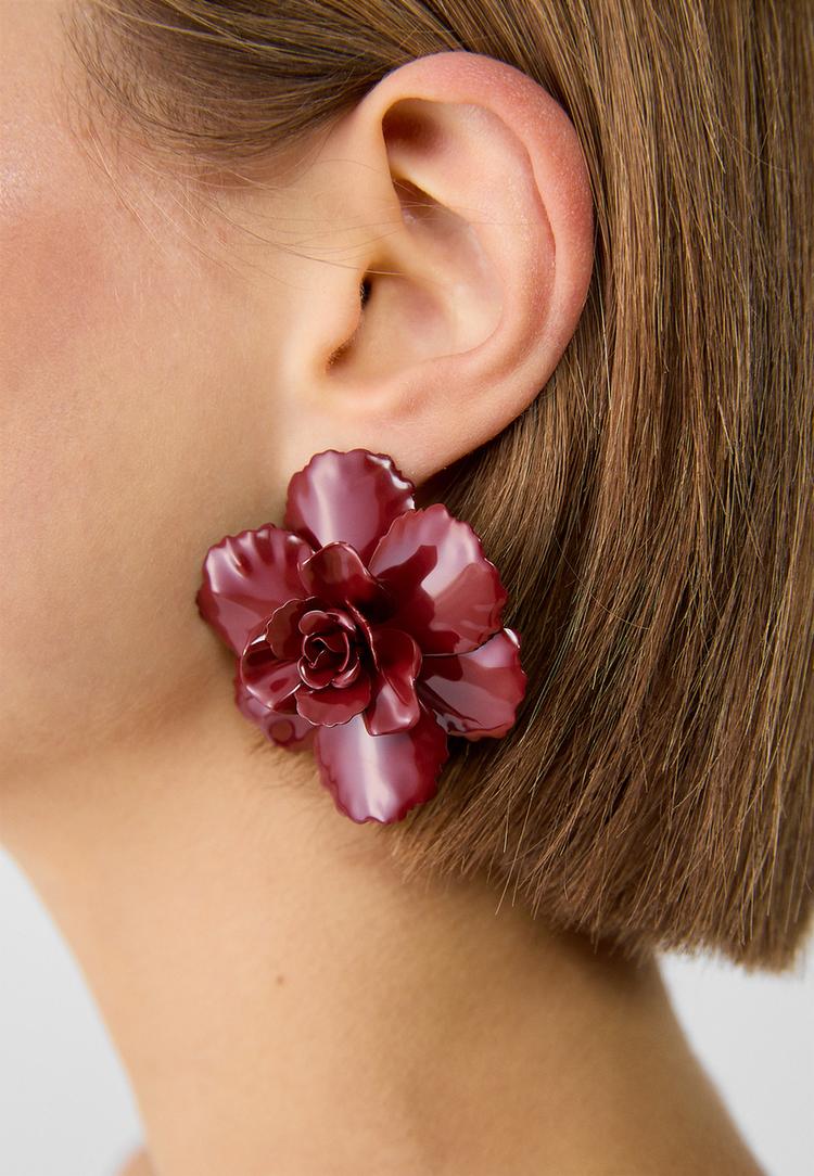 ohrringe-mit-metall-blume-im-kontrast