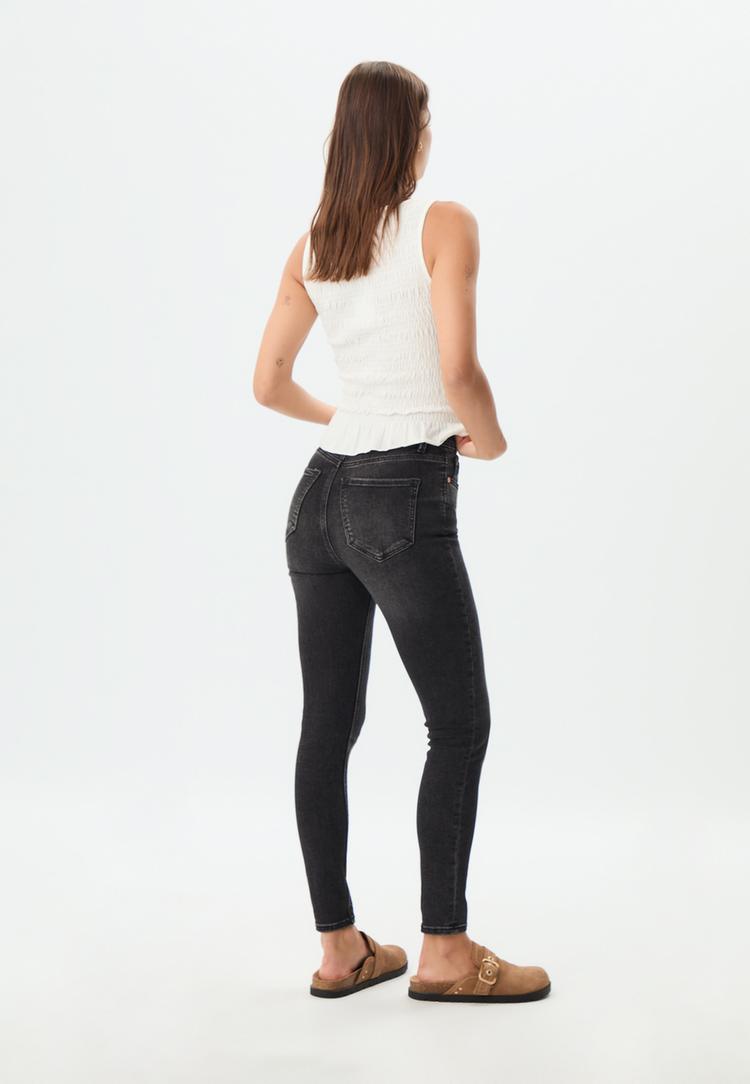 d09-skinny-jeans-mit-sehr-hohem-bund