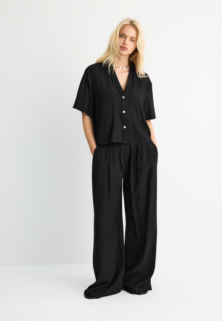 Stradivarius Splývavá Košeľa Na Gombíky Black M