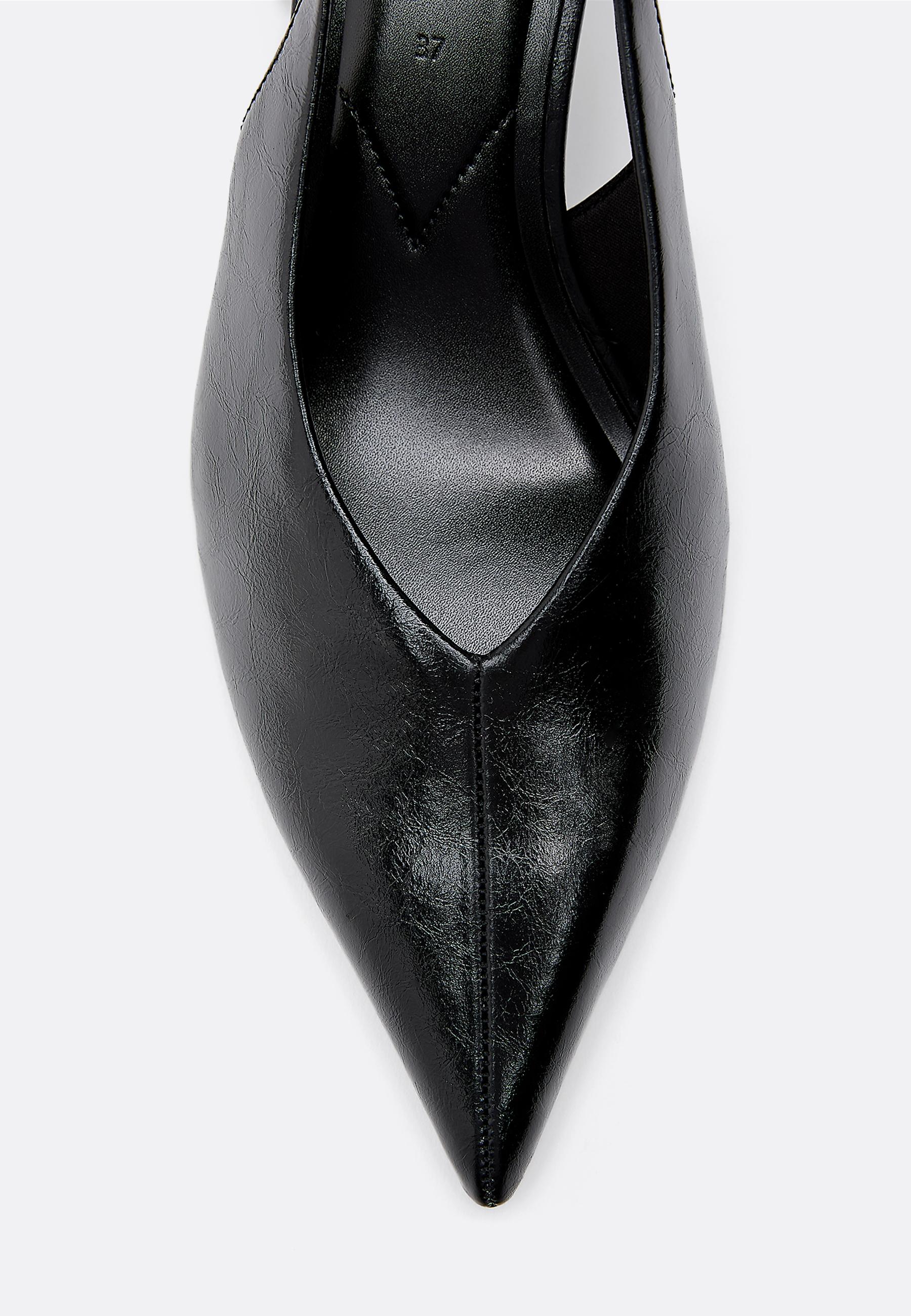 V-neck kitten heel shoes — BLACK