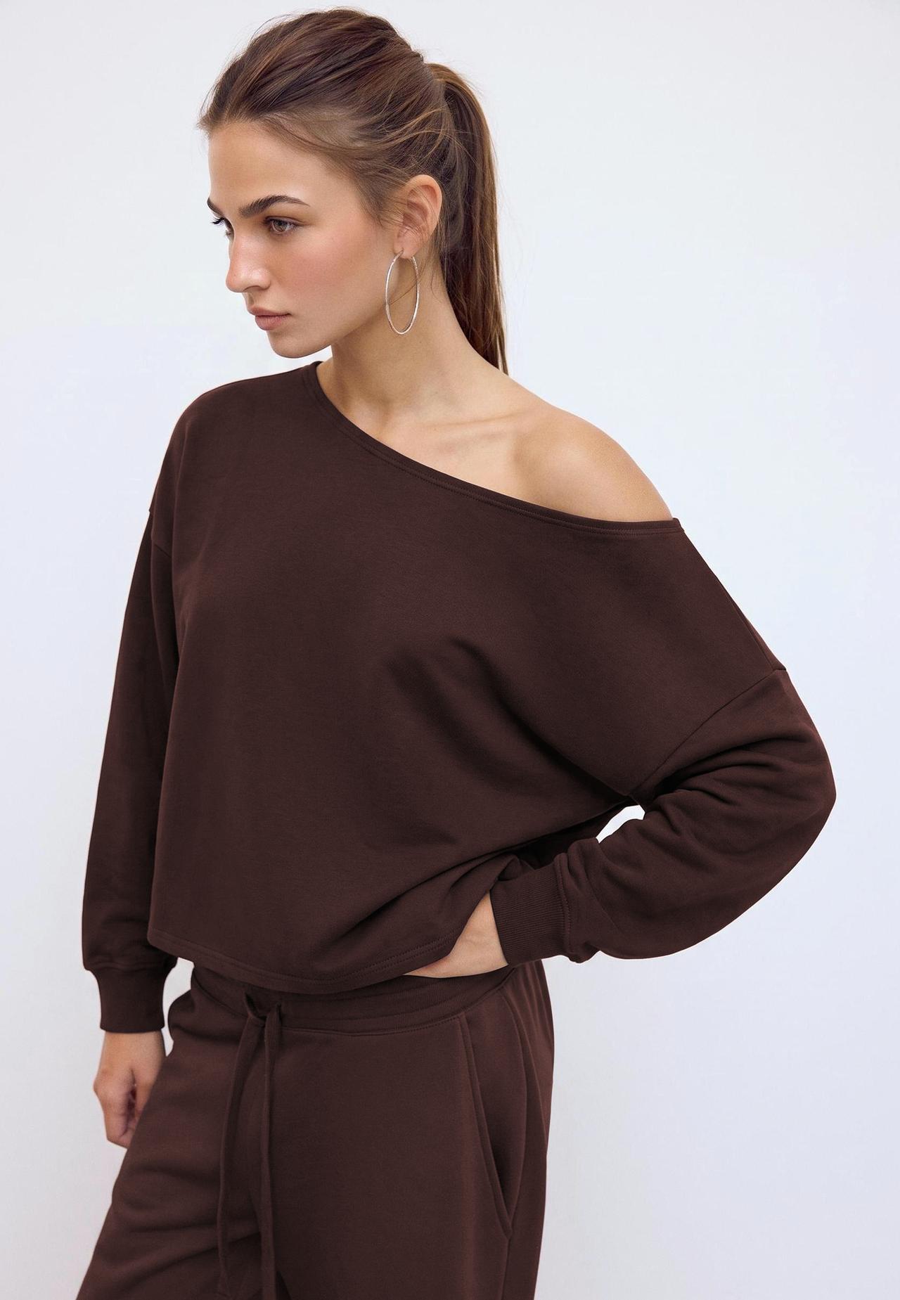 Soft-touch off-the-shoulder sweatshirt — Brown