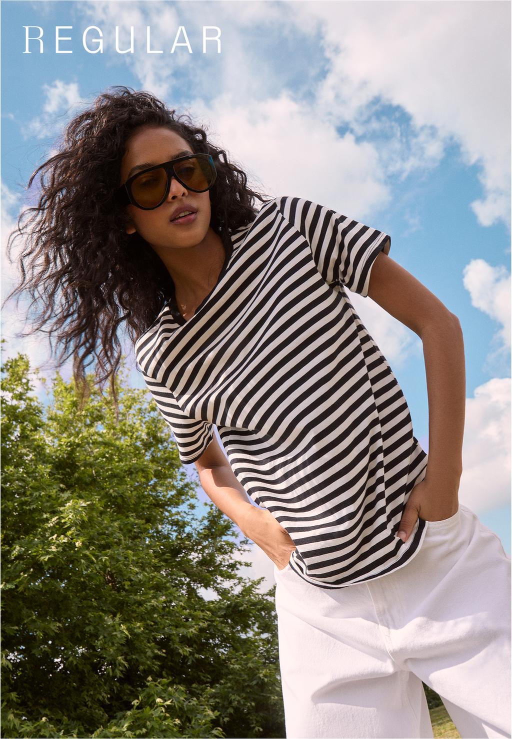 Basic-T-Shirt im Regular-Fit mit Rundausschnitt und Streifen