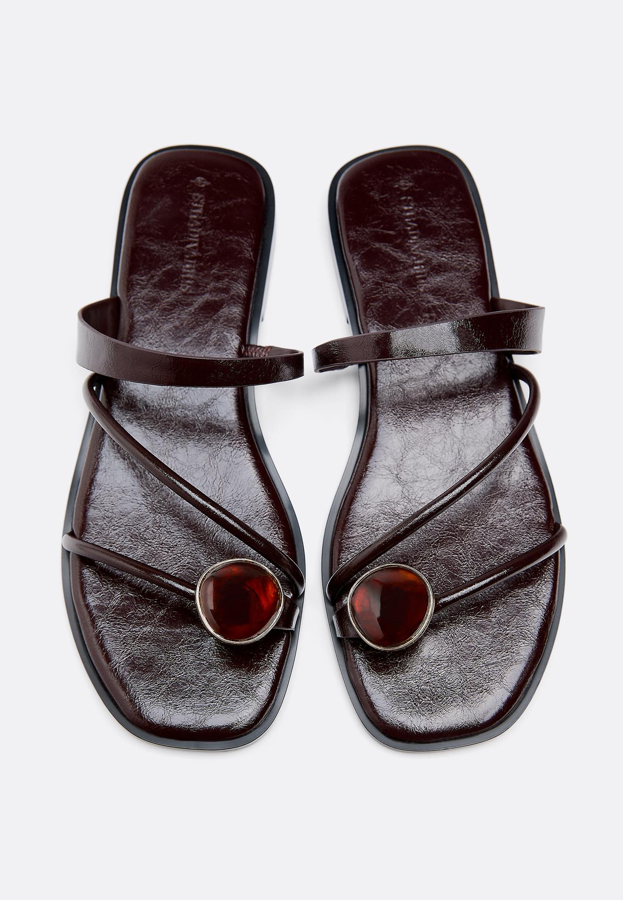 Flat stone detail sandals — BROWN