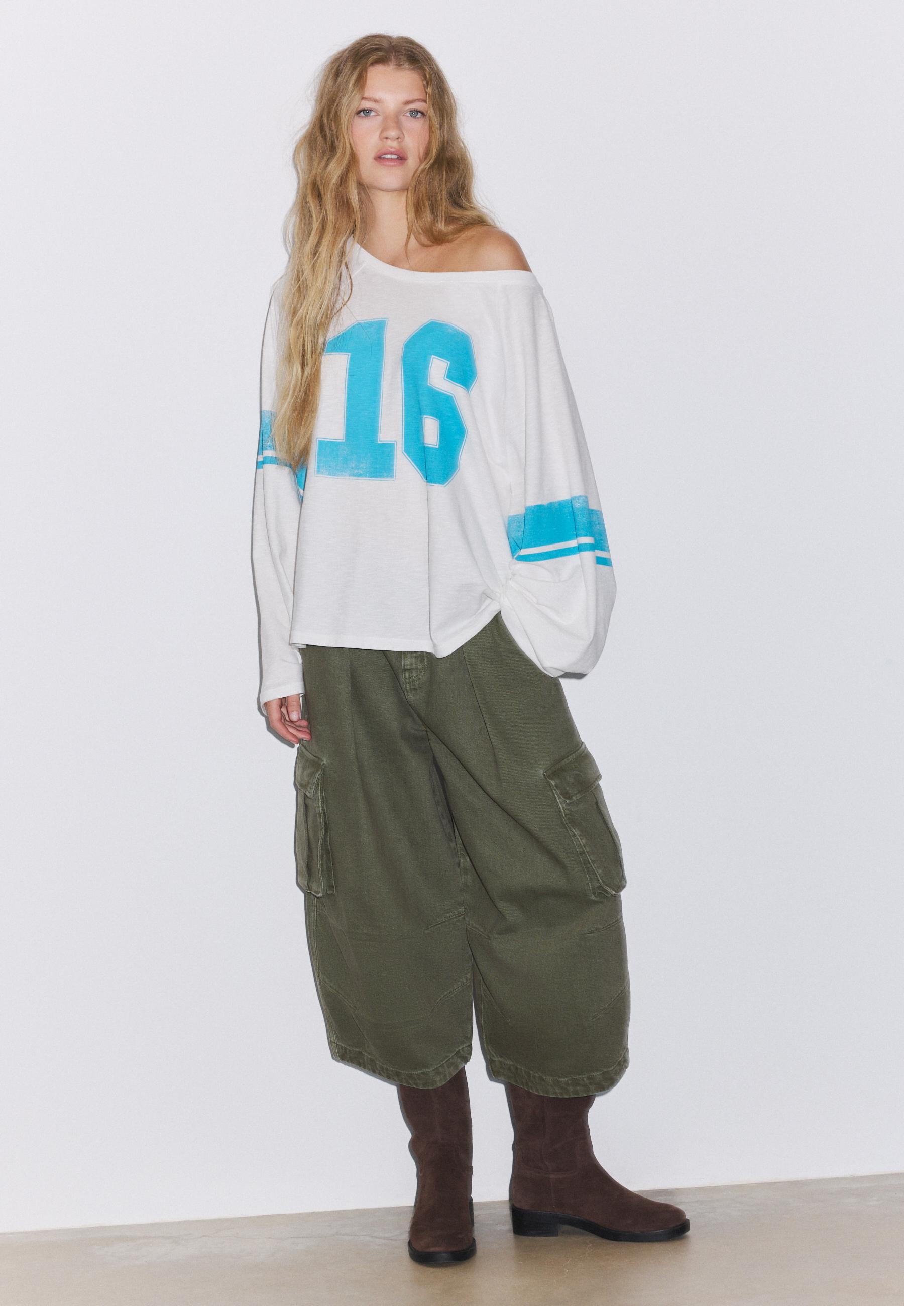 Stradivarius Oversize Μπλούζα Με Λαιμόκοψη Χαμόγελο Και Τύπωμα Εκρού S