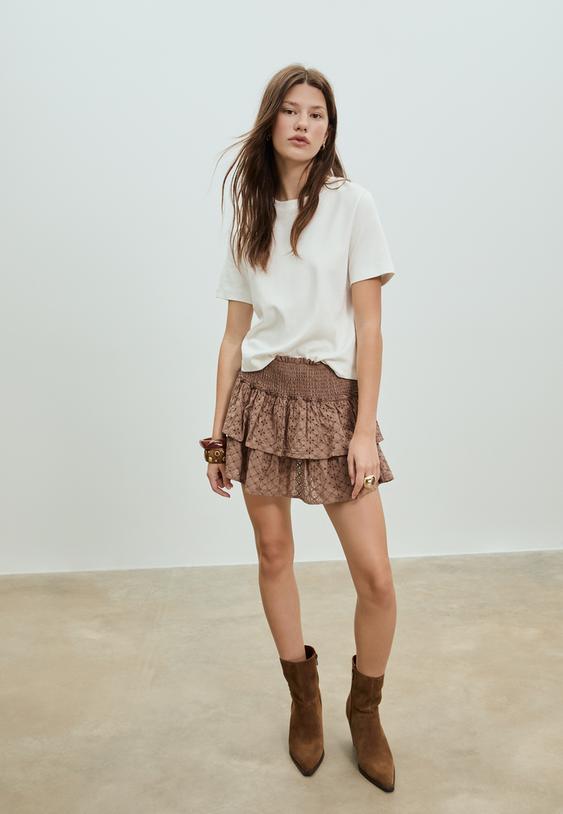 flieender-hosenrock-mit-stickereien