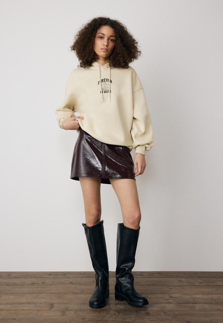 sweatshirt-mit-grafik-und-kapuze