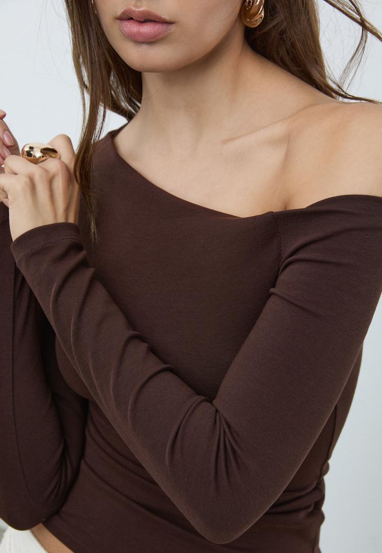 camiseta escote asimetrico