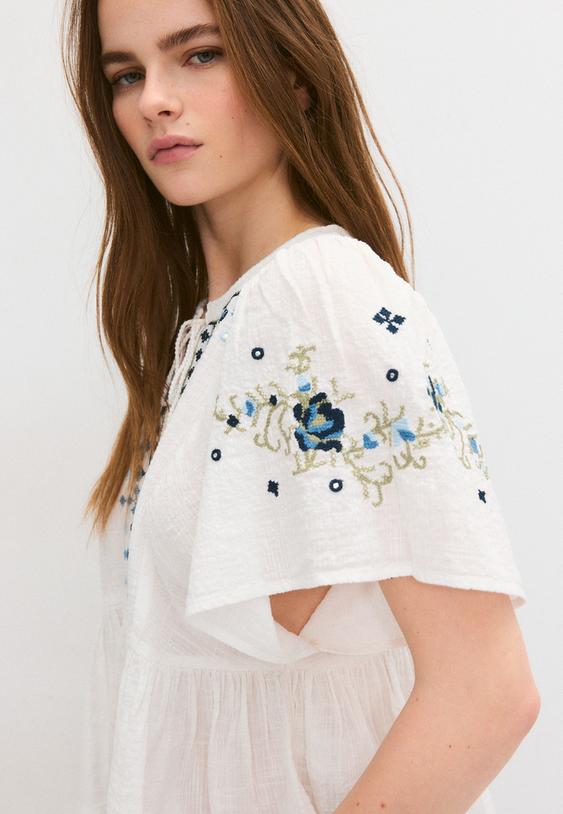 blusa manga corta bordado contraste