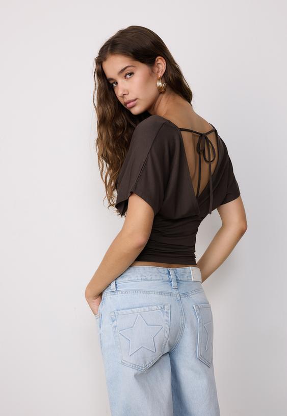 tshirt decote em bico com faixa