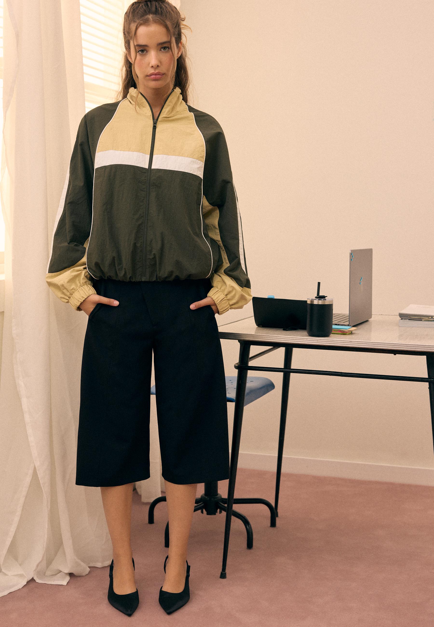 Crossed-waist smart Bermuda shorts — Black
