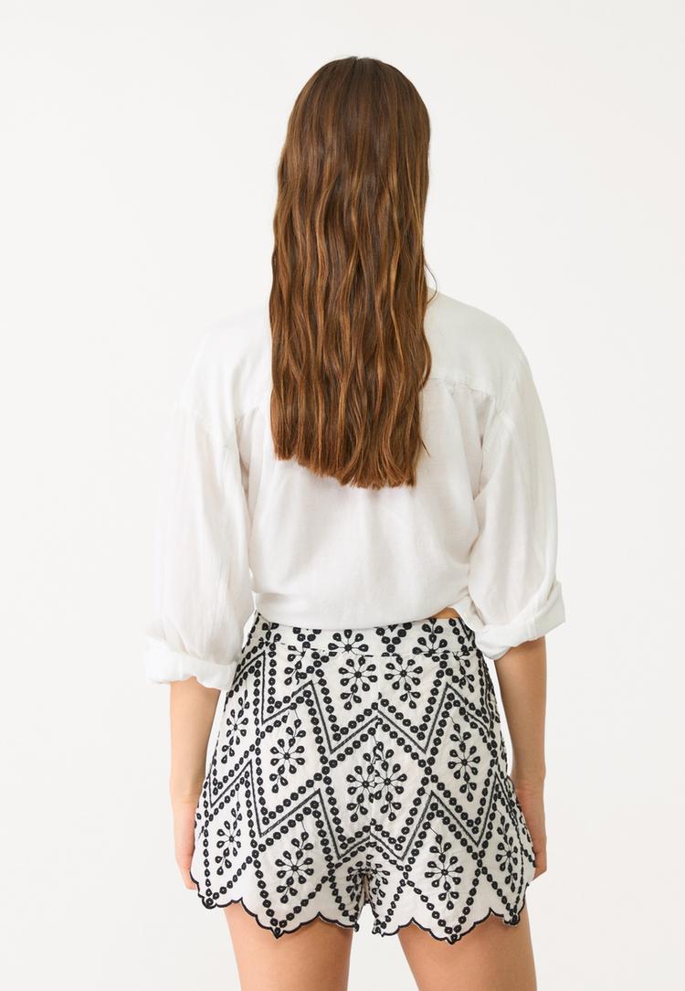 shorts bordado contraste