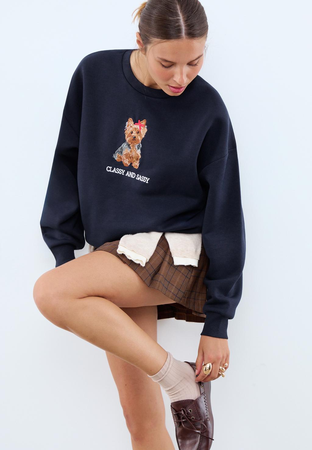 Camisola de moletão bordada cãozinho