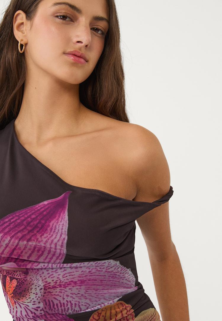 camiseta asimetrica tul estampada
