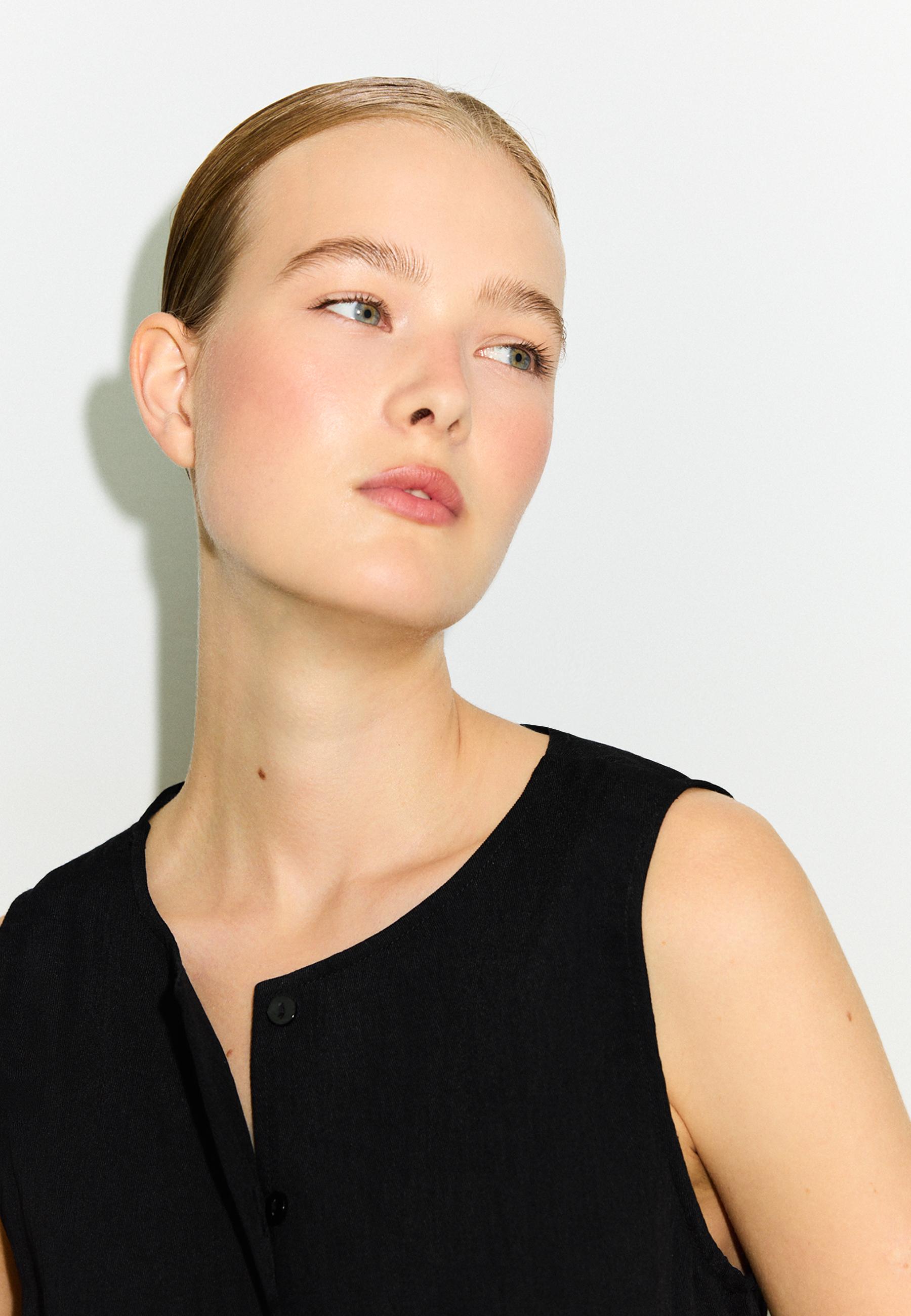 Regular buttoned waistcoat — Black