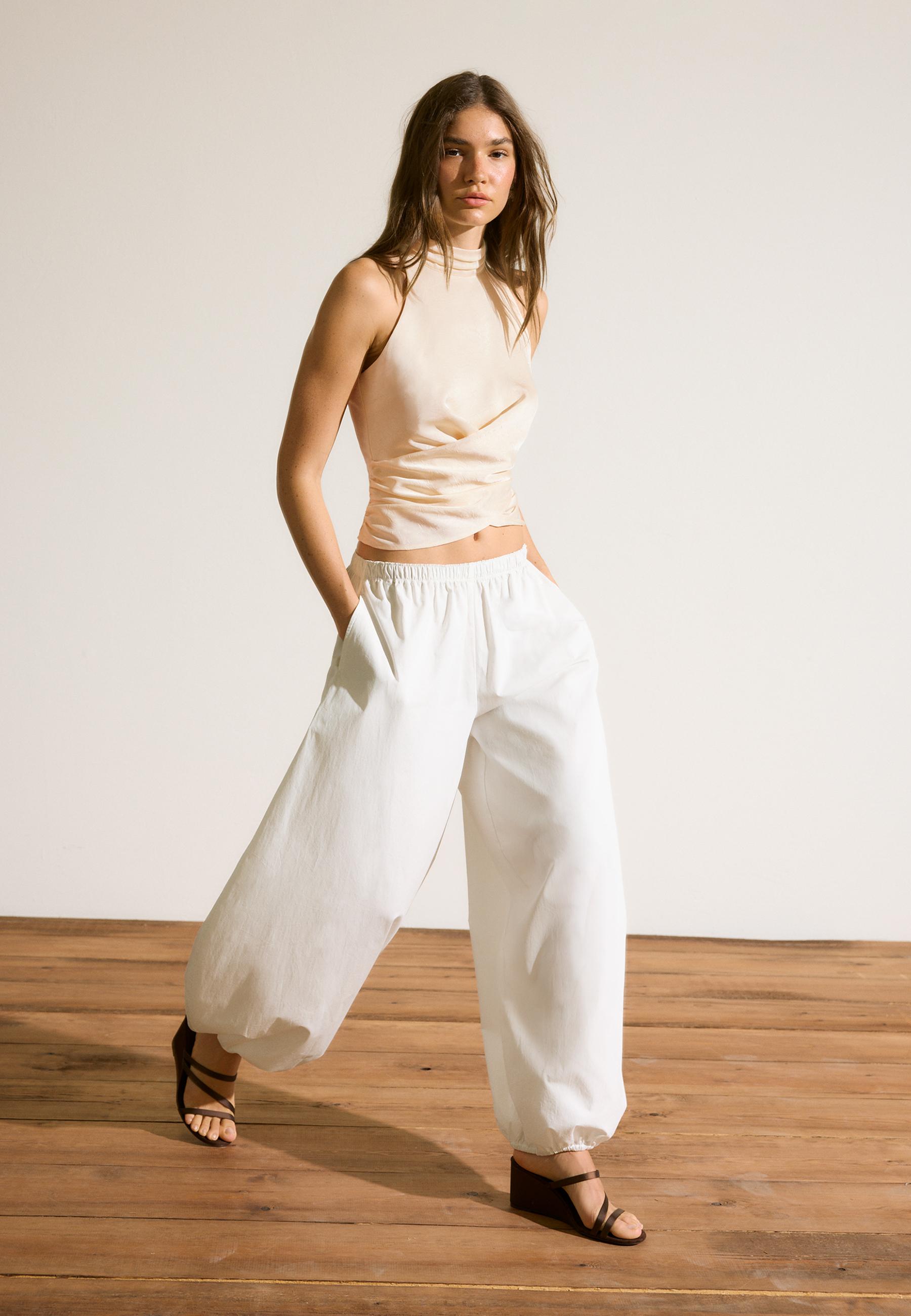 Stradivarius Τοπ Με Λαιμόκοψη Halter, Σατινέ Με Σούρες Βανίλια L