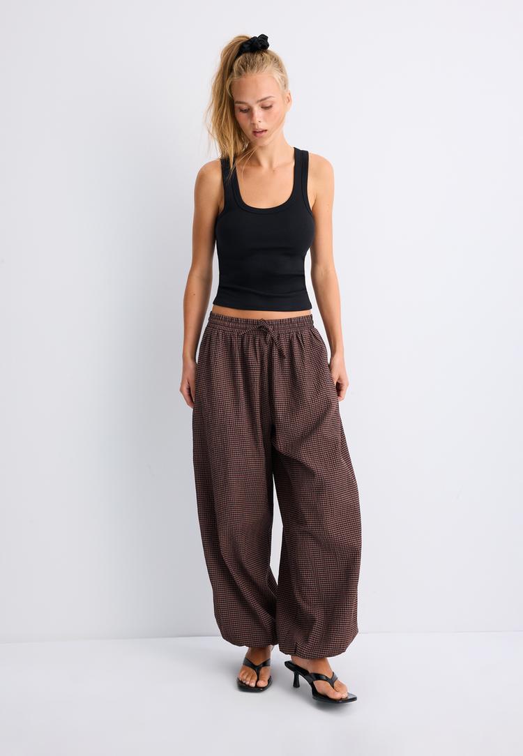Stradivarius Karirane Hlače S Balon Krojem Pale Camel M