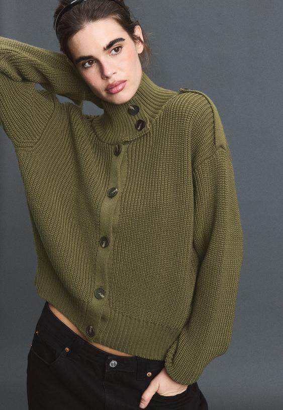 cardigan in maglia con collo alto e bottoni
