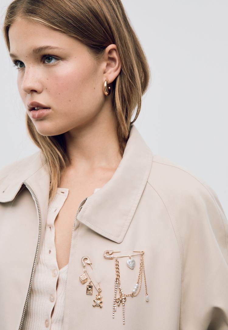 set 2 pins alfileres y charms