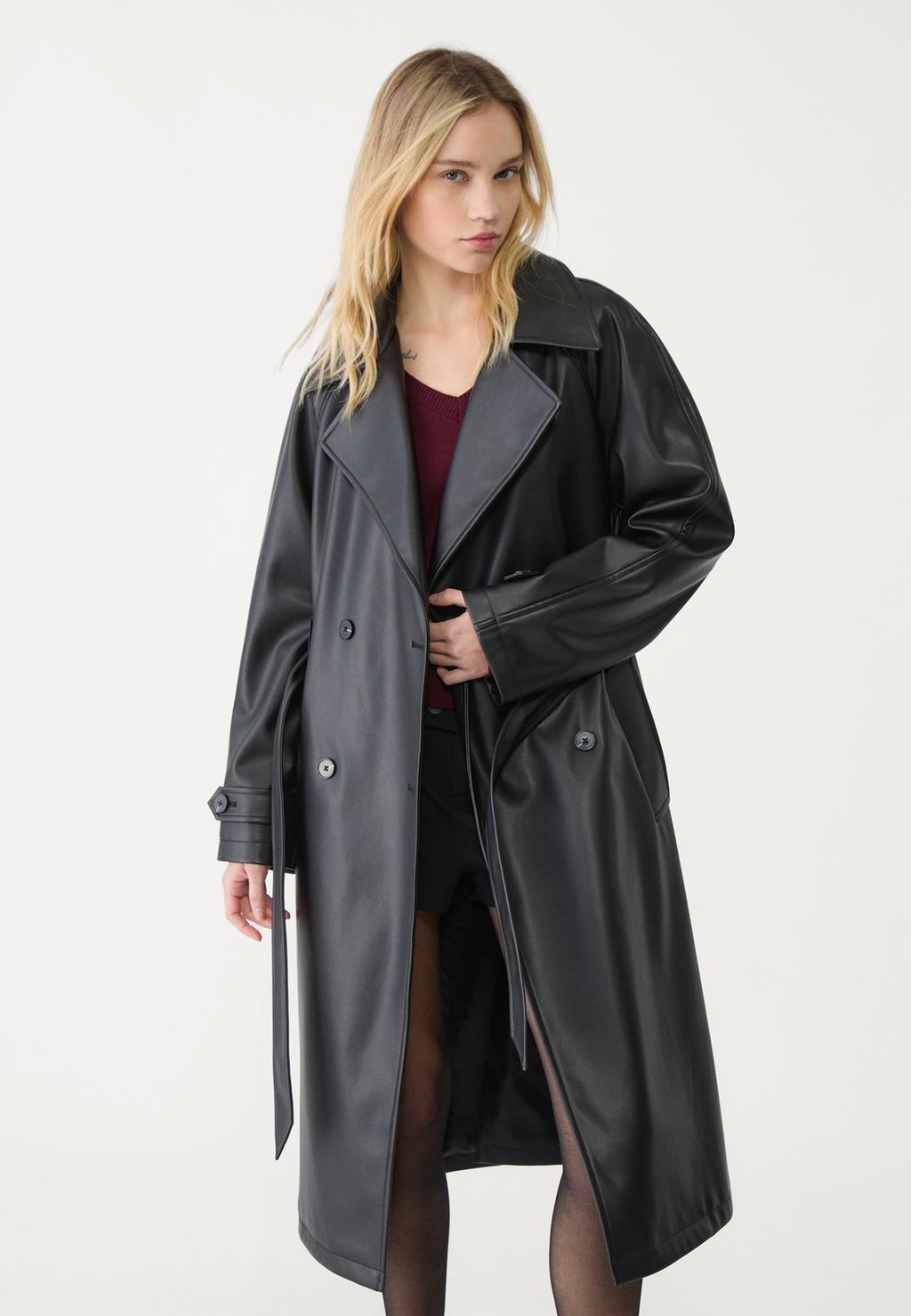 Trench larga efecto piel