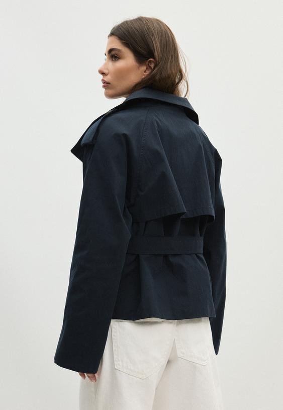 trenchcoat-mit-stehkragen-und-gurtel