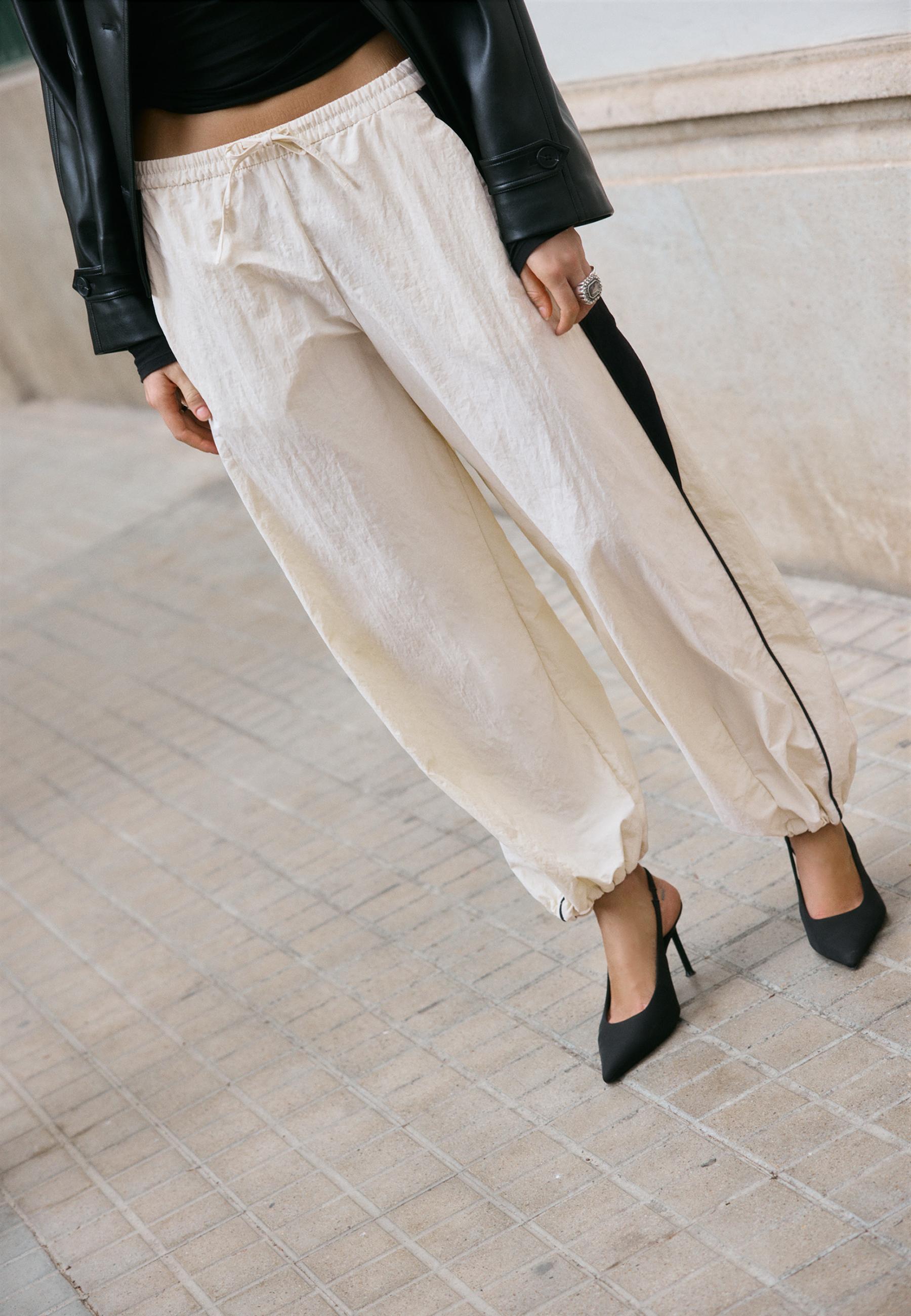 Stradivarius Jogger Παντελόνι Με Λεπτομέρειες Σε Αντίθεση Εκρού M