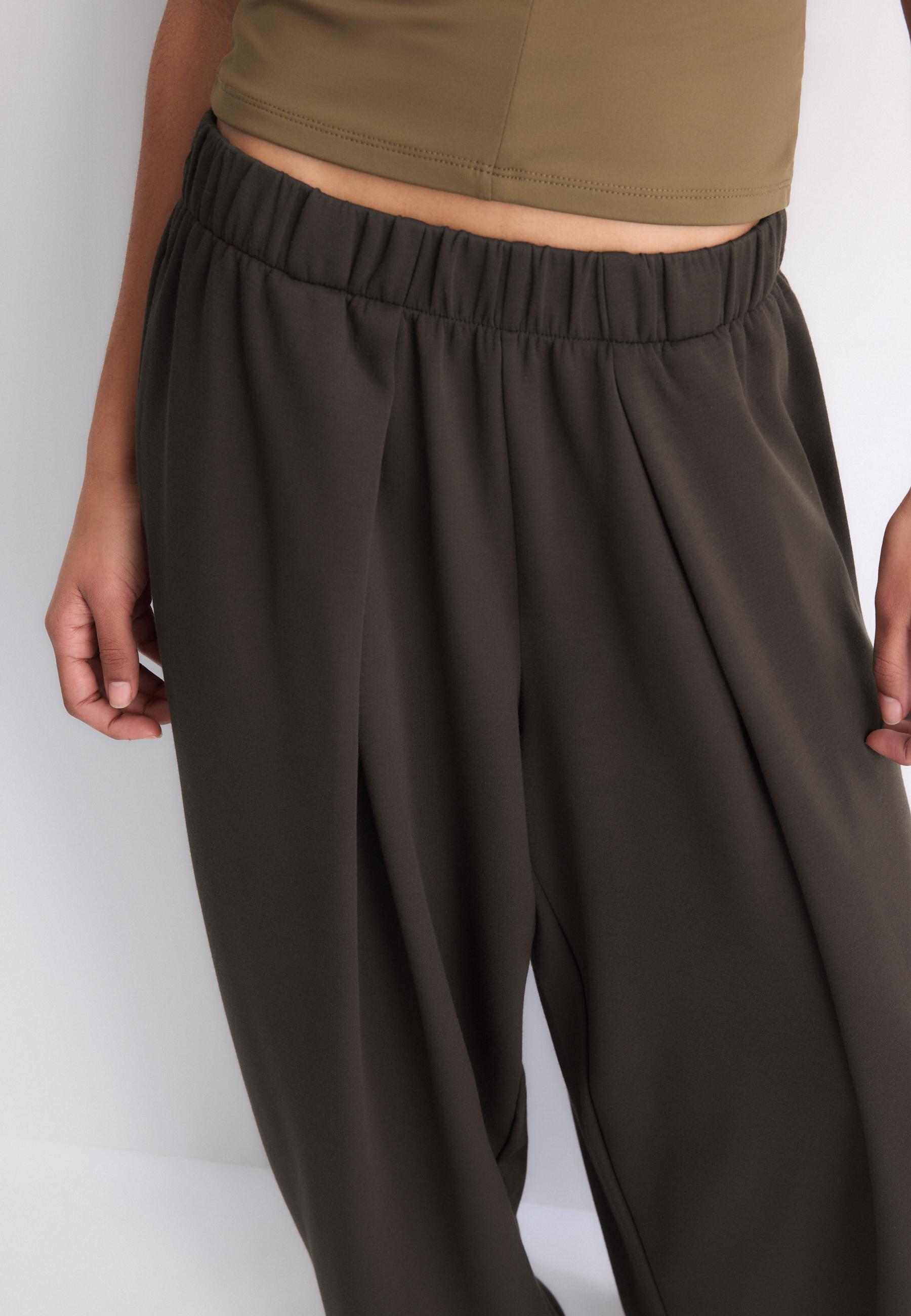 Soft-touch pleated joggers — Brown