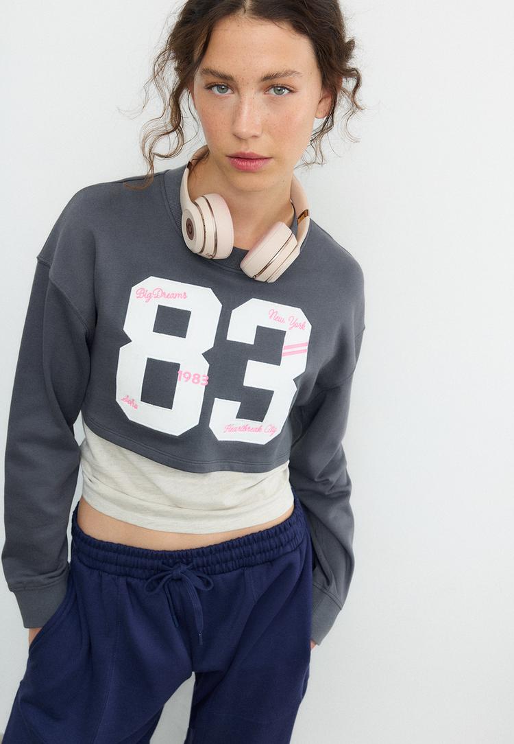 Stradivarius Φούτερ Με Συνδυασμό Κεντημάτων Ανθρακί S φωτογραφία