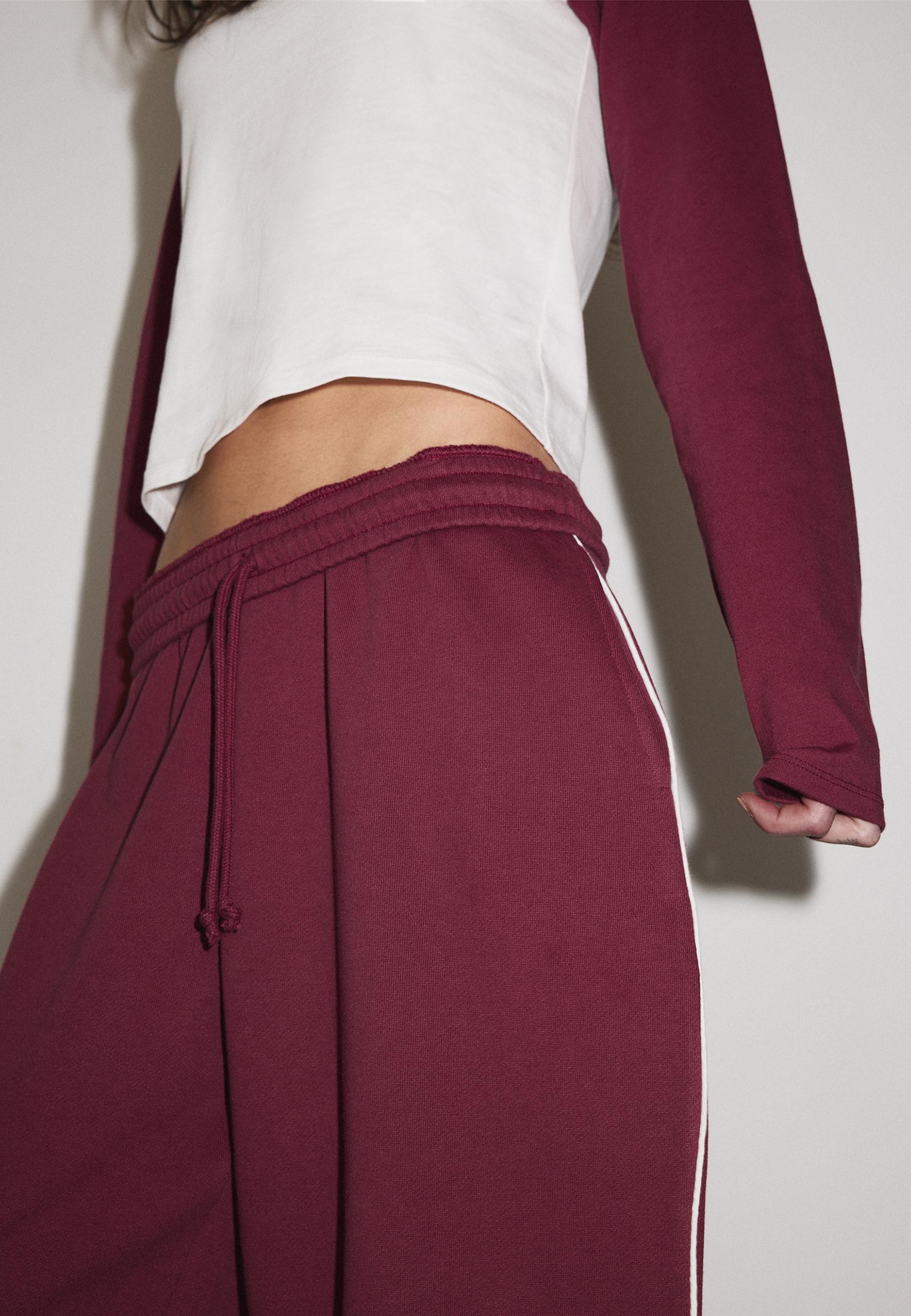 Plush joggers with piping and toggles — Dark red